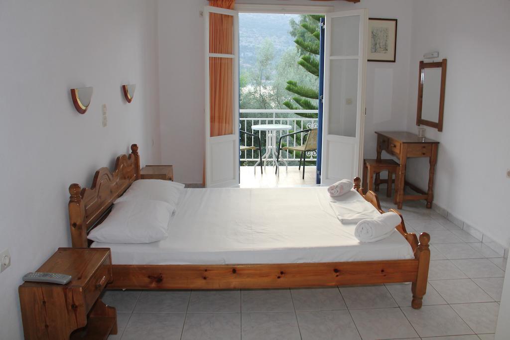 Theodora Studios Yénion Rum bild