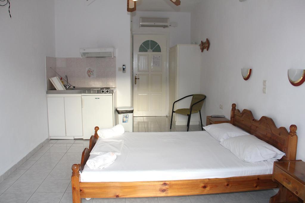 Theodora Studios Yénion Rum bild